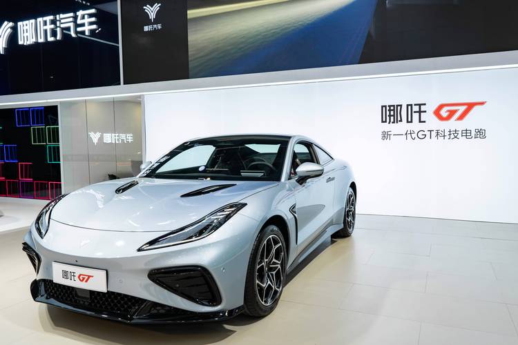 重庆59哪吒汽车在智能汽车领域的表现，领途汽车在新能源汽车市场中的影响力